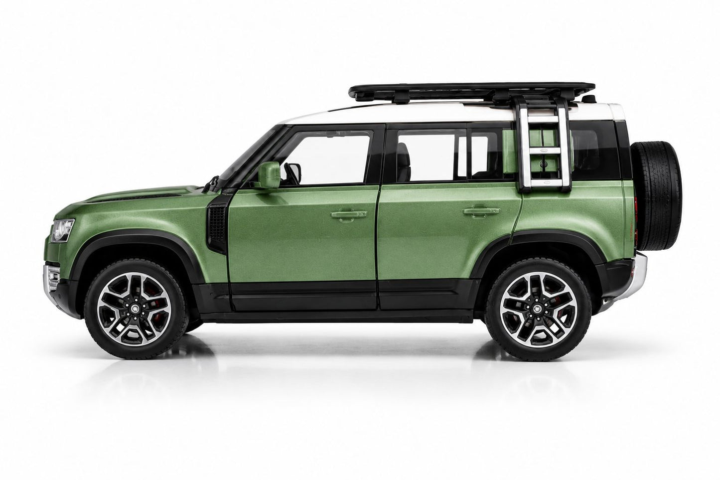 Land Rover Defender 110 1:24 Diecast Model Car