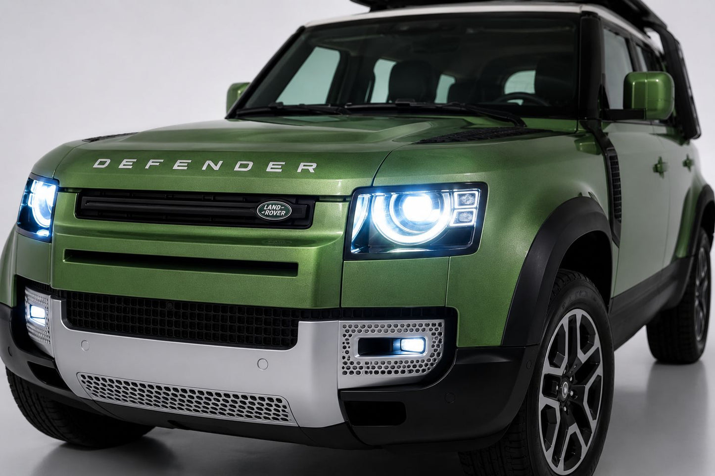 Land Rover Defender 110 1:24 Diecast Model Car